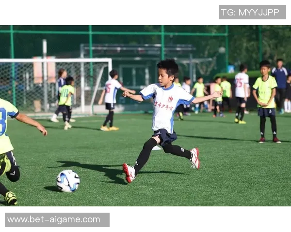 提升足球运动员身体素质的重要性与训练方法探讨 提升足球运动员身体素质的重要性与训练方法探讨